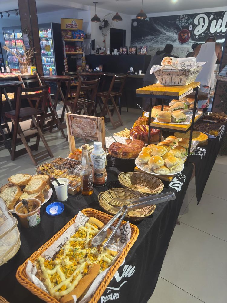 Balcão da padaria com salgados e pães